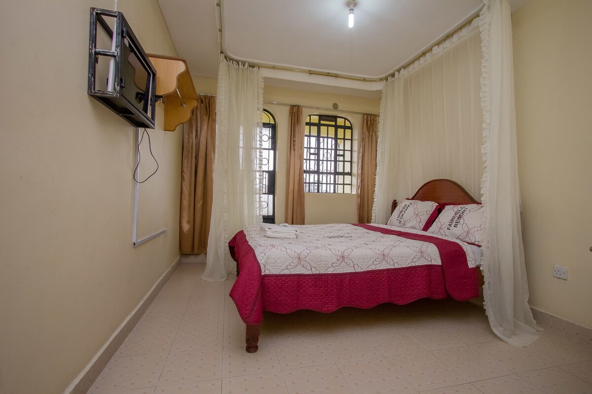 In-room safe, desk, free WiFi