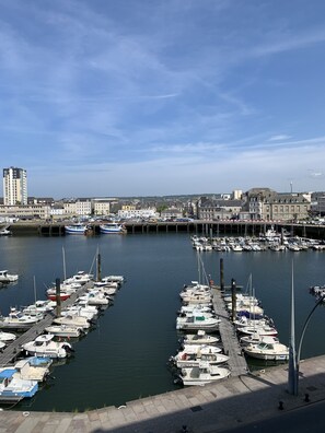 Twin Room, Harbor View | Premium bedding, pillowtop beds, desk, laptop workspace - Hôtel Ambassadeur (Cherbourg-en-Cotentin)