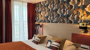 Dubbelrum - utsikt mot hamnen | Sängtillbehör av högsta kvalitet, bäddmadrasser och skrivbord