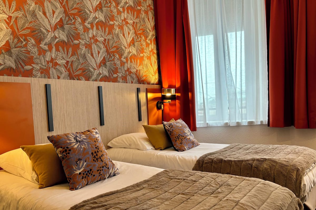 Habitación con 2 camas individuales, vista al puerto | Ropa de cama de alta calidad, camas con pillow-top y escritorio