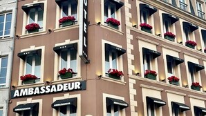 A multi-story building with the sign "AMBASSADEUR" on the facade. - Hôtel Ambassadeur (Cherbourg-en-Cotentin)