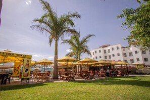 Khu ẩm thực ngoài trời