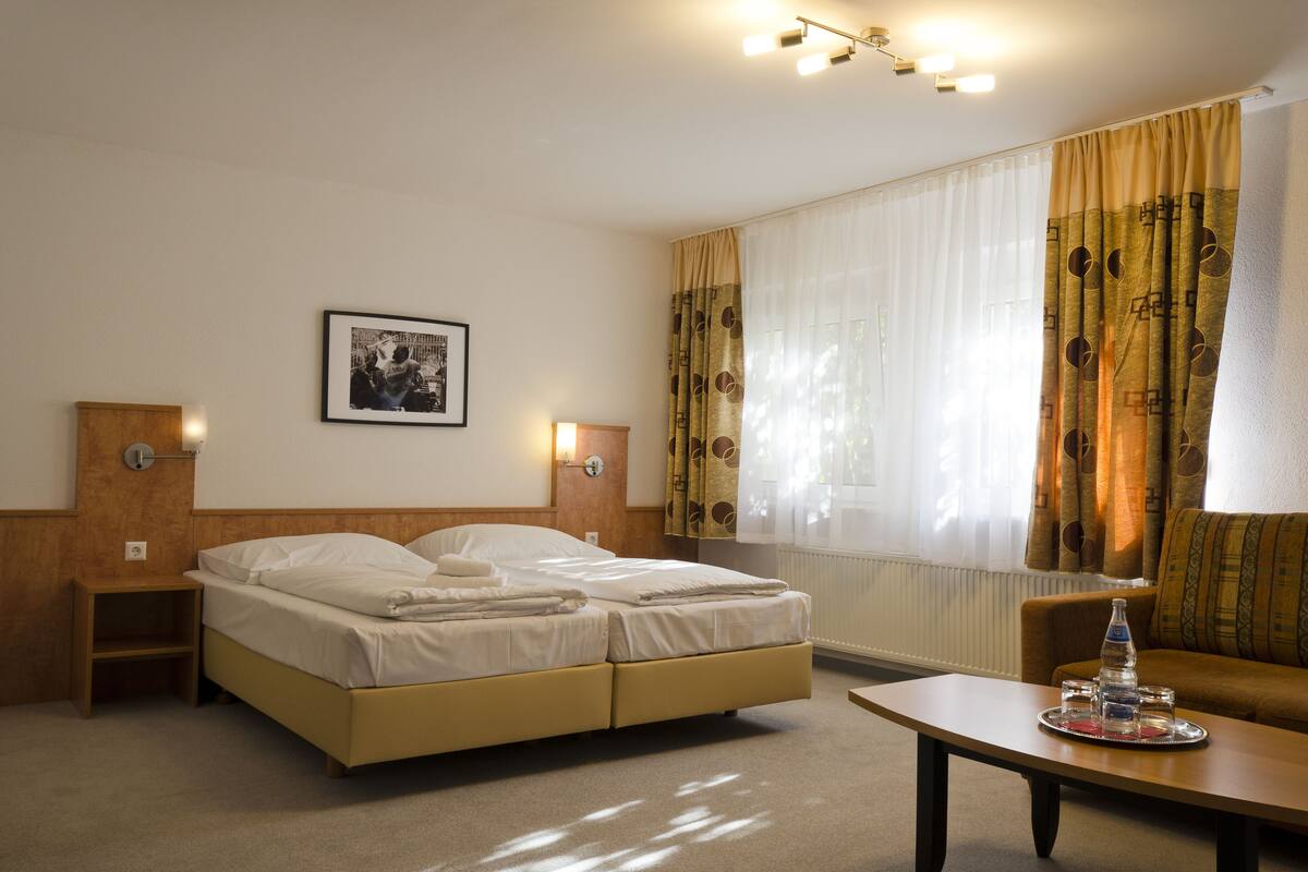 Habitación doble estándar | Escritorio, tabla de planchar con plancha, cunas y camas extra