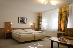 Dobbeltrom – standard | Skrivebord, strykejern/-brett og barnesenger