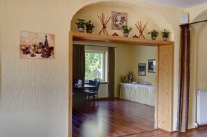 Petit déjeuner buffet (7.00 EUR par personne)