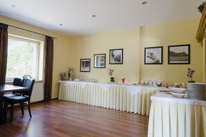 Petit déjeuner buffet (7.00 EUR par personne)