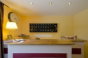 Reception - Zur Krone Garni-Hotel (Schwieberdingen)