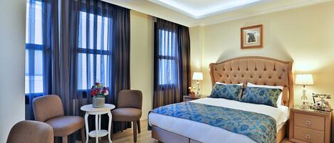 Minibar, safe på rommet, skrivebord og strykejern/-brett