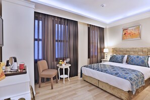 Minibar, in-room safe, desk, iron/ironing board - Barefoot Hotel (Istanbul)