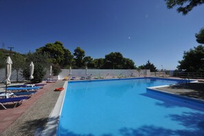 야외 수영장, 11:00 ~ 19:00 오픈, 수영장 파라솔, 일광욕 의자