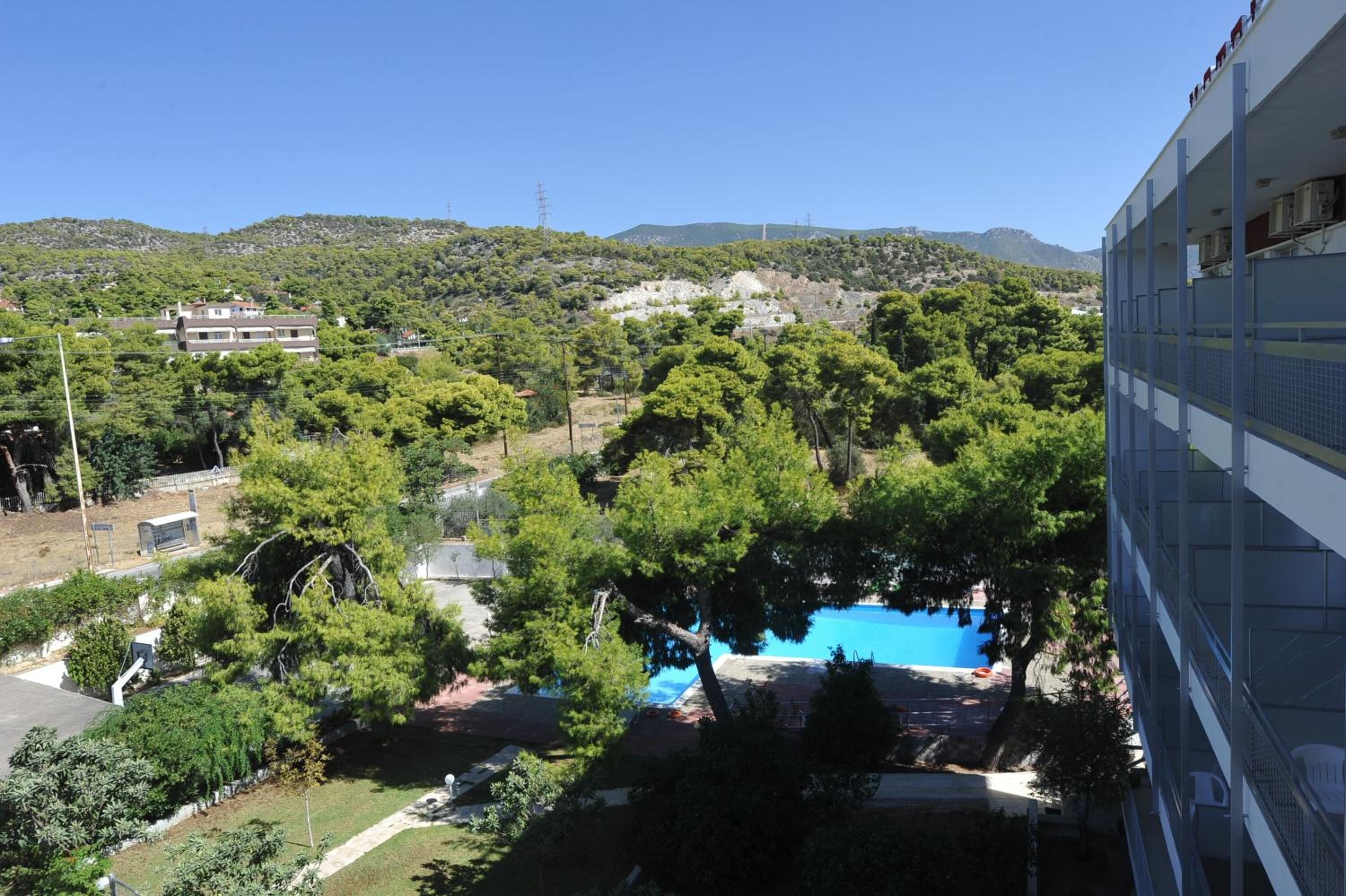 Piscine extérieure, parasols de plage, chaises longues