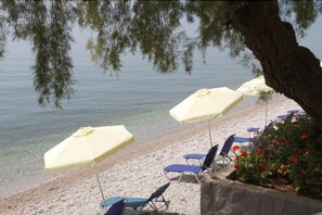 Plage, chaises longues, parasols