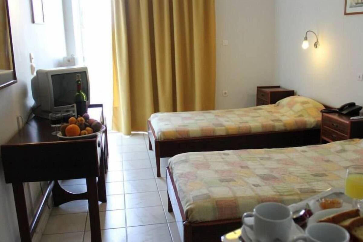 Cortinas opacas, wifi gratis, ropa de cama