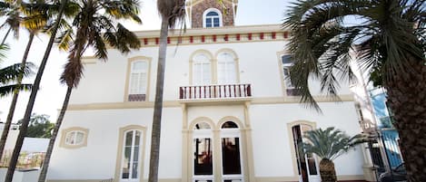 Vista frontal de la propiedad