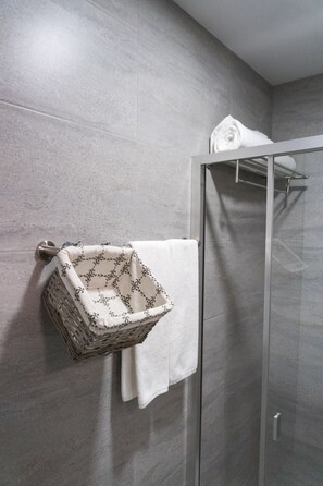 Habitación doble | Baño | Ducha, artículos de higiene personal gratuitos y secador de pelo