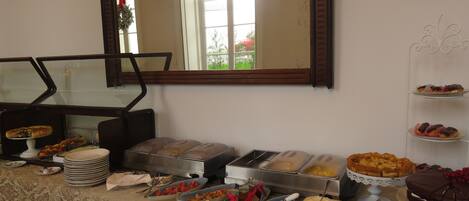 Un buffet proposant une variété de plats et un miroir accroché au mur.