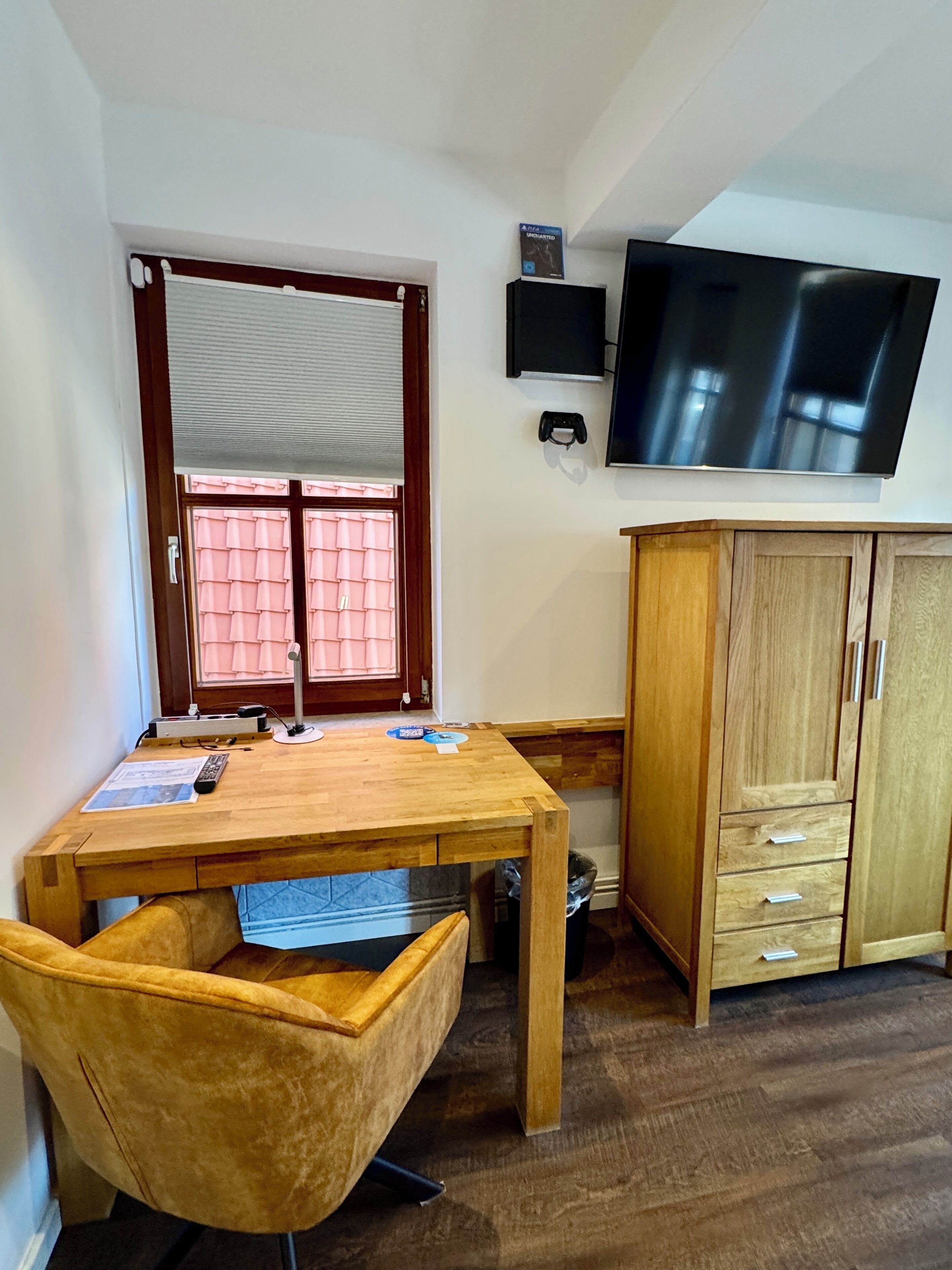 double room | desk, soundproofing, free wifi, bed sheets