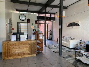 ฝ่ายต้อนรับ