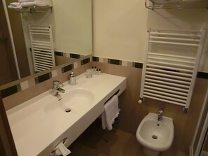 Dusche, kostenlose Toilettenartikel, Haartrockner, Bidet