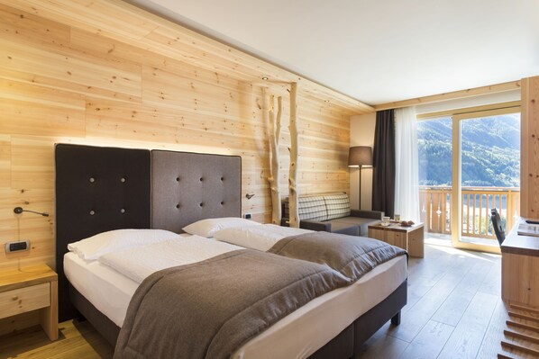 Habitación familiar (2 adults and 1 child) | Caja de seguridad en la habitación, escritorio y cortinas blackout