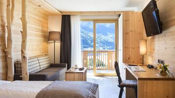 Familienzimmer (2 adults and 2 children) | Zimmersafe, Schreibtisch, Verdunkelungsvorhänge, Babybetten