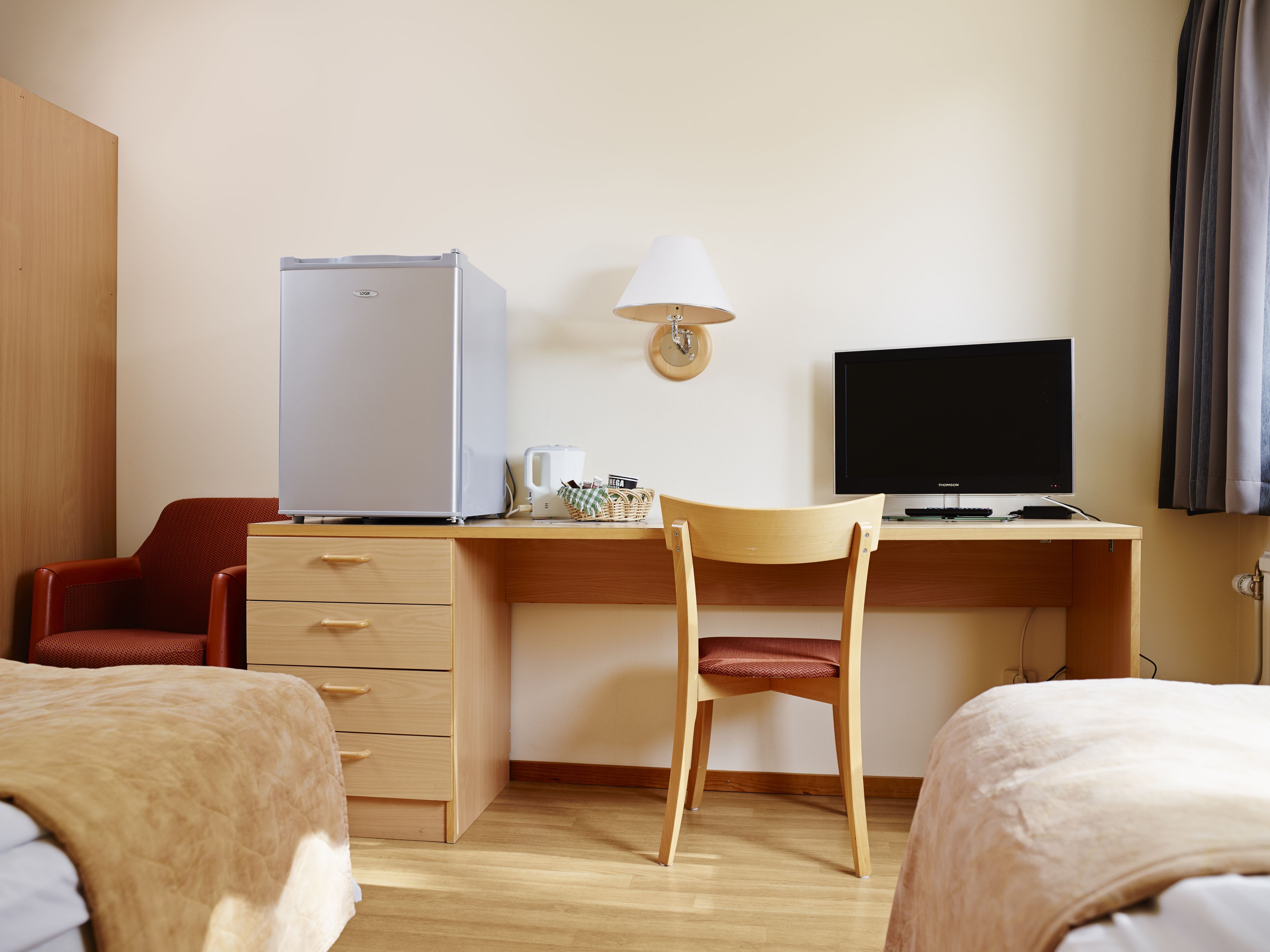 Dubbelrum - delat badrum | Skrivbord, mörkläggningsgardiner, barnsängar och extrasängar