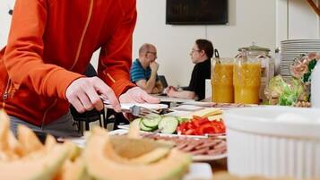 Une personne qui sert des plats et des boissons à un buffet.