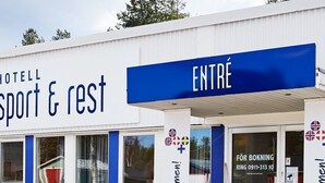 A hotel named 'HOTEL SPORT & REST' with an entrance sign. - Hotell Sport & Rest (Pitea)