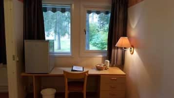 Habitación familiar | Escritorio, cortinas opacas, cunas (de pago) y camas supletorias