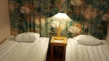Escritorio, cortinas blackout, cunas y camas plegables/adicionales