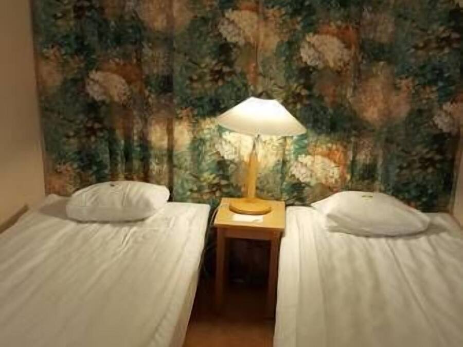 Familienzimmer | Schreibtisch, Verdunkelungsvorhänge, Babybetten, Zustellbetten