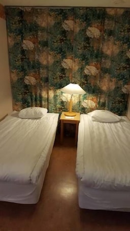 Phòng dành cho gia đình | Bàn, màn/rèm cản sáng, nôi/giường cho trẻ sơ sinh (phụ phí)