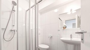 Dusche, kostenlose Toilettenartikel, Haartrockner, Handtücher