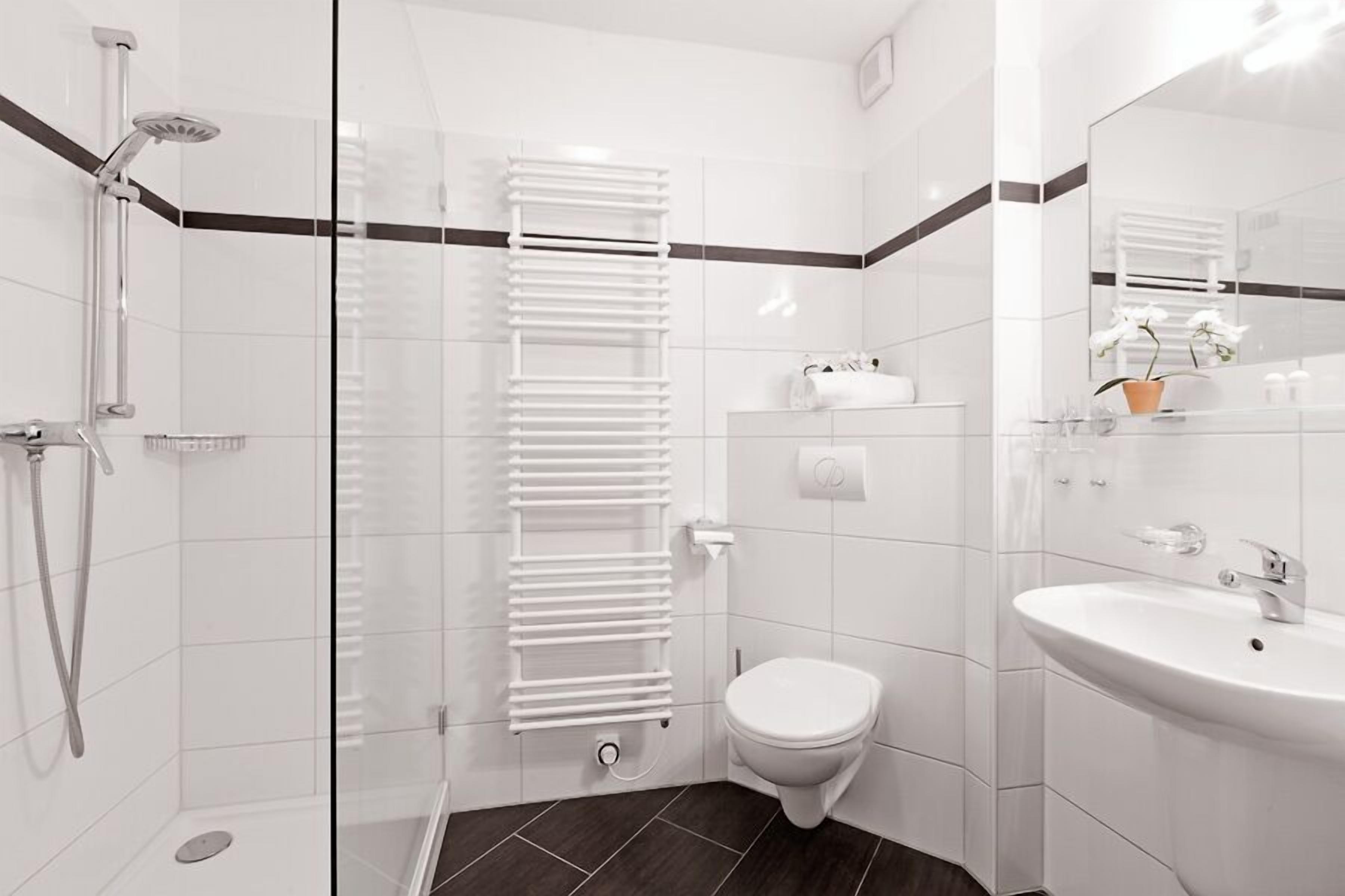 Een douche, gratis toiletartikelen, een haardroger, handdoeken