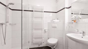 Een douche, gratis toiletartikelen, een haardroger, handdoeken