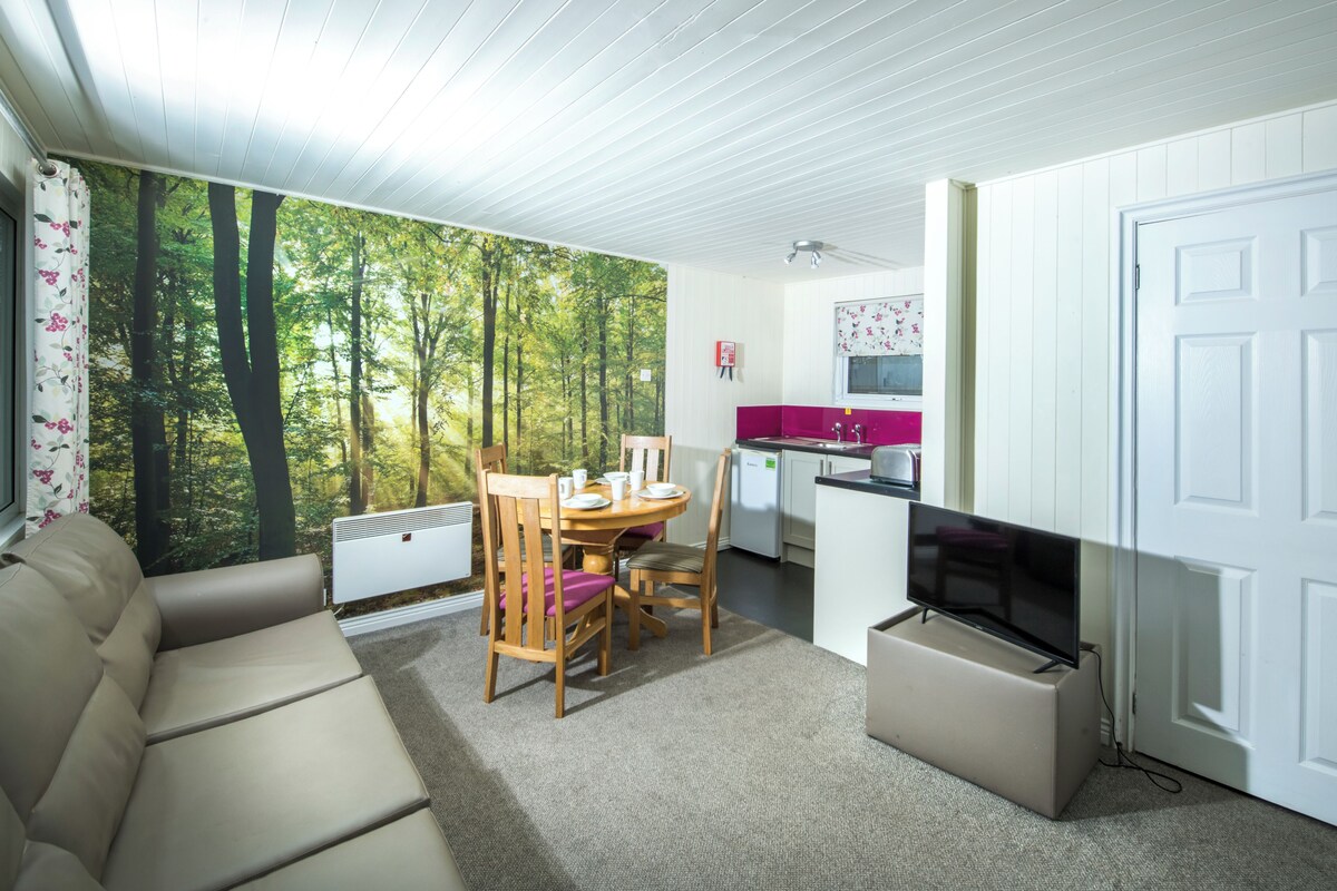 Chalet, 2 Bedrooms (Bronze) | Living area