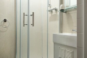 Chalet, 2 Bedrooms (Gold) | Bathroom - Sandy Glade Holiday Park (Burnham-on-Sea)