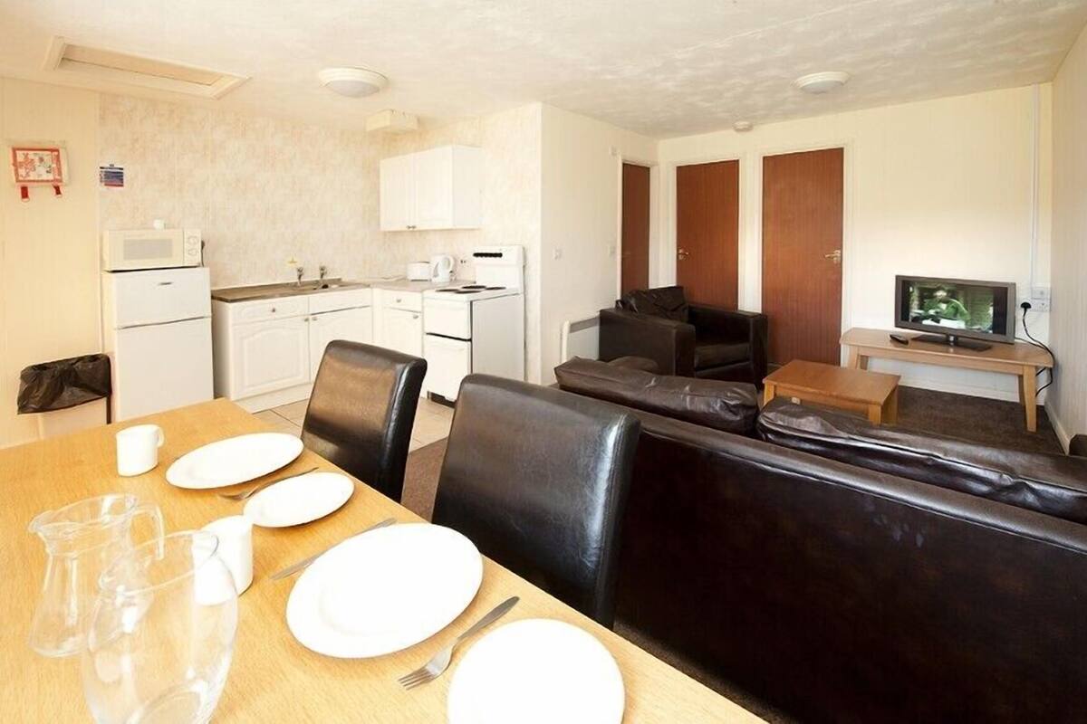 Chalet, 2 habitaciones (Bronze) | Área de sala de estar | Televisión