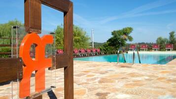 Una piscina al aire libre de temporada