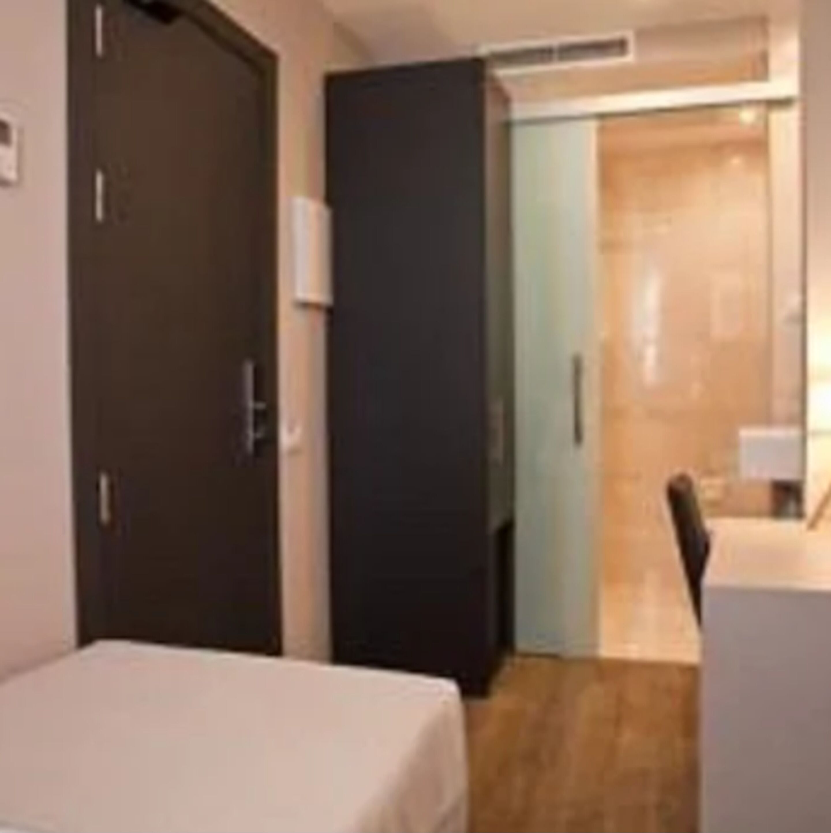 standard single room | in-room safe, desk, blackout curtains, soundproofing