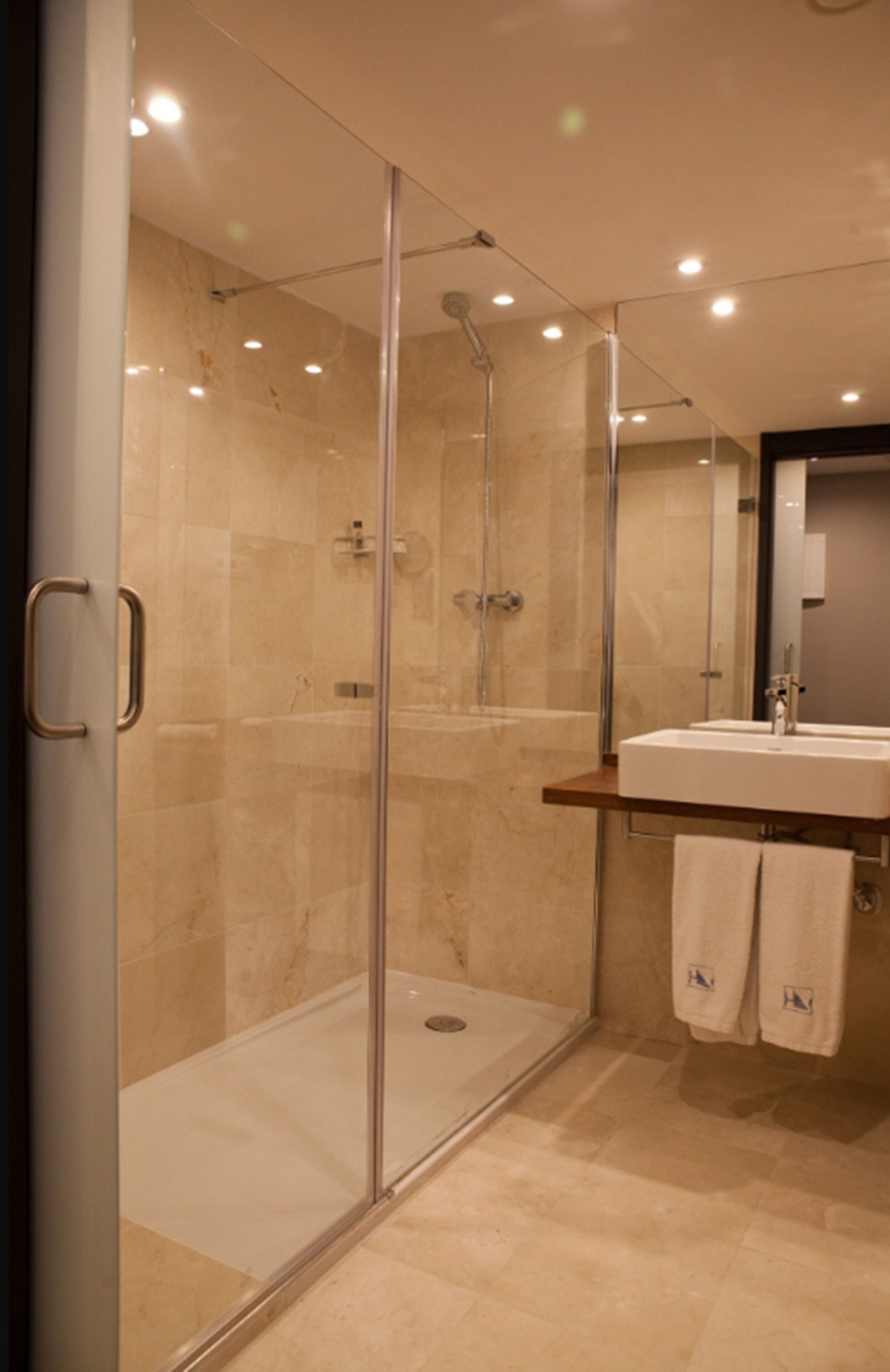 junior suite | bathroom | shower, free toiletries, hair dryer, towels