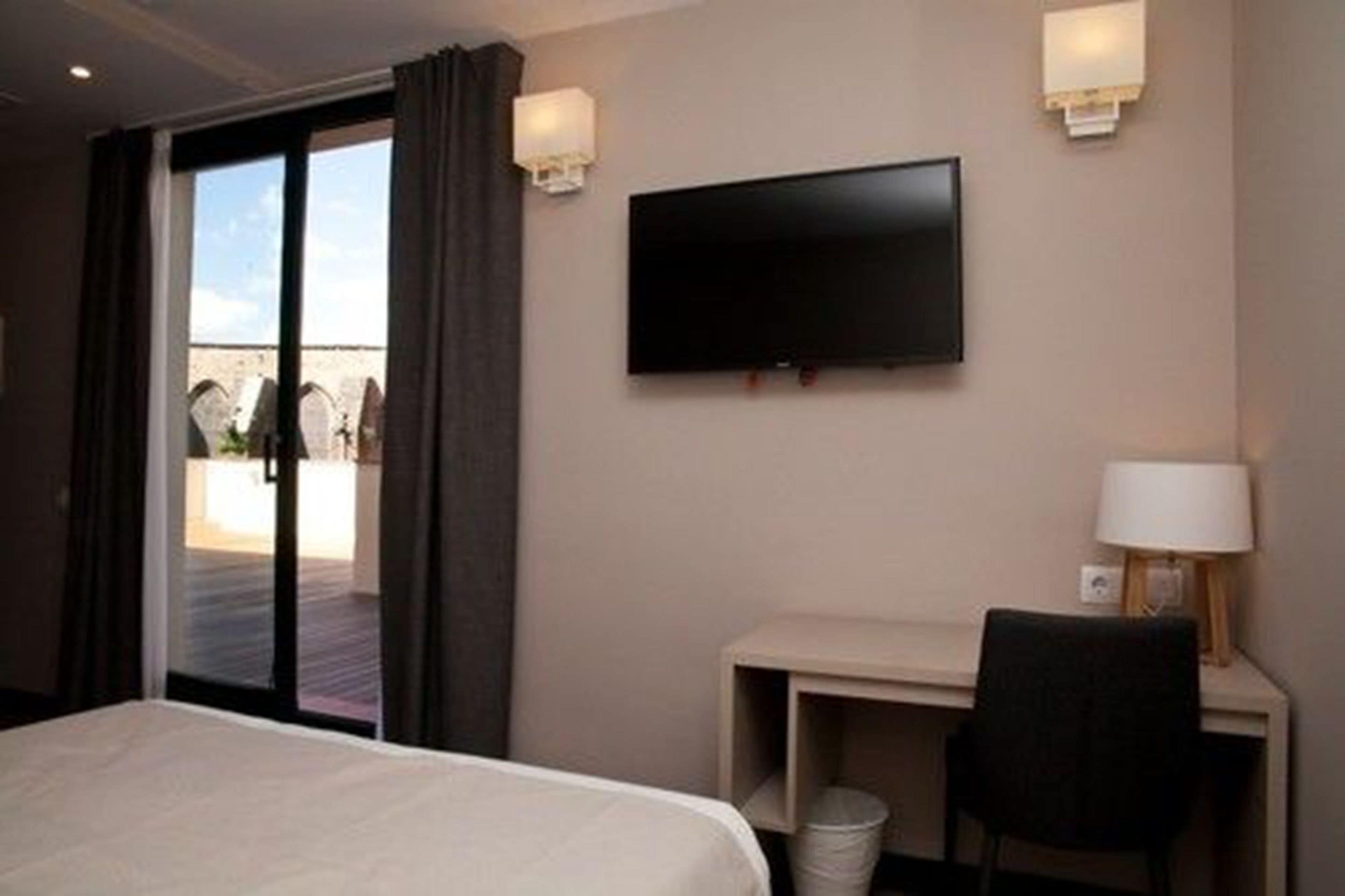 superior double room, balcony | in-room safe, desk, blackout curtains, soundproofing