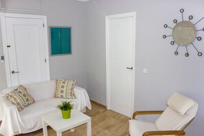 Double Room, Partial Ocean View (with living room) | Living room | 22-inch flat-screen TV with digital channels, TV - Hostal Alba (Torrevieja)