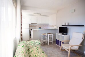 Apartment, 2 Schlafzimmer, Küche, Strandblick (N 3) | Wohnzimmer | 22-Zoll-Flachbildfernseher mit Digitalempfang, Fernseher