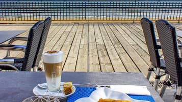 Daily cooked-to-order breakfast (EUR 5.00 per person)