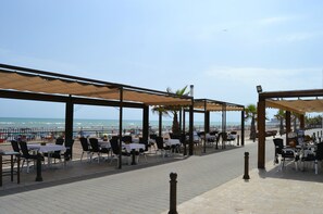 Breakfast, lunch served; Mediterranean cuisine, beach views - Hostal Alba (Torrevieja)
