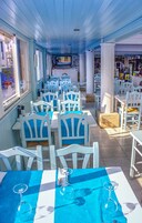 Se sirven desayunos y cocina mediterránea (con vistas a la playa) 