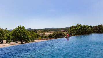 Piscina externa, piscina infinita, espreguiçadeiras