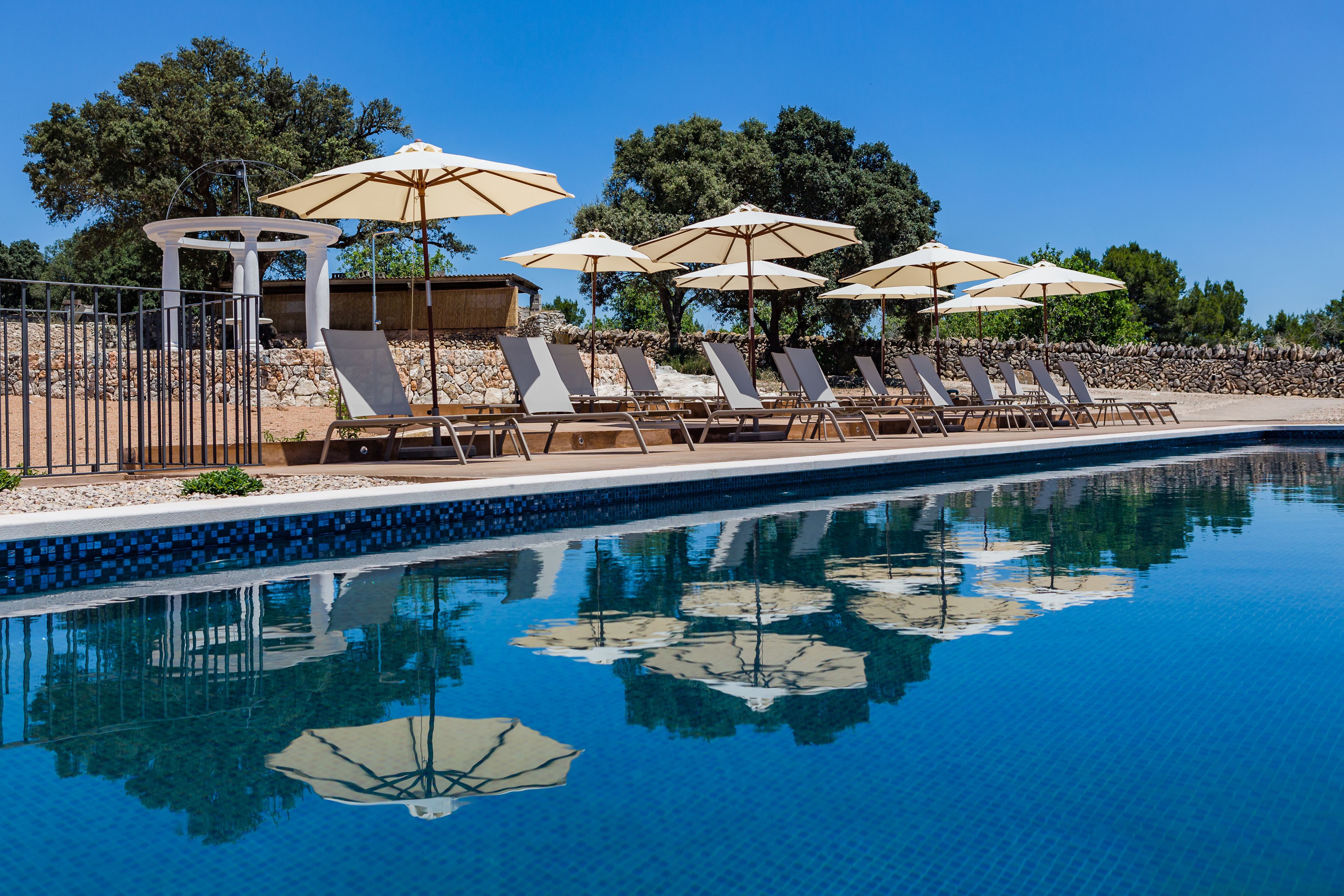 Piscine extérieure, piscine à débordement, chaises longues