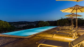 Udendørs pool, infinity-pool, liggestole